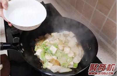 白菜海蛎子豆腐汤家常做法大全步骤图3