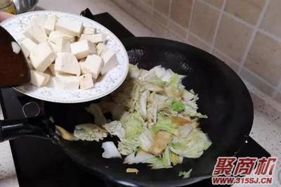 白菜海蛎子豆腐汤家常做法大全步骤图2