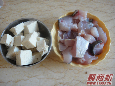 青鱼炖冻豆腐家常做法大全步骤图1