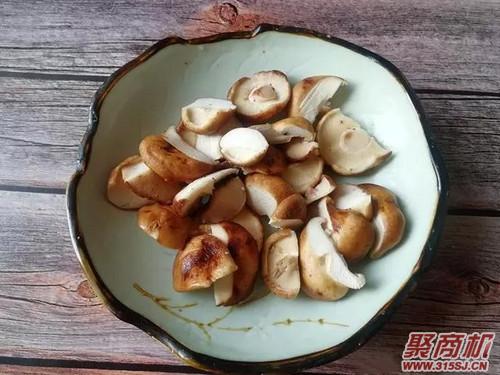 香菇炖豆腐家常做法大全步骤图2
