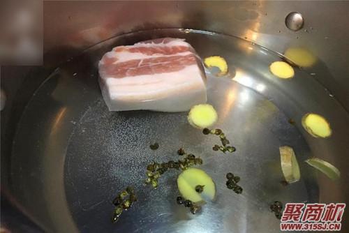 青椒炒回锅肉家常做法大全步骤图1