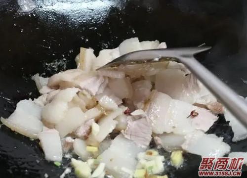 青椒炒回锅肉家常做法大全步骤图5