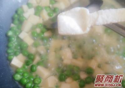 豌豆杏鮑菇炒肉丁家常做法大全步驟圖9