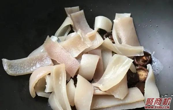 肉皮炖腐竹食材家常做法大全步骤图7