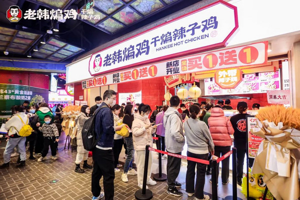 多次遭遇“命运之手”的老韩煸鸡怎么做到成为火爆街头的小吃品牌呢？