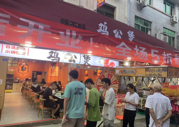 小县城开鸡公煲店，一年20万，老板直言开对了！